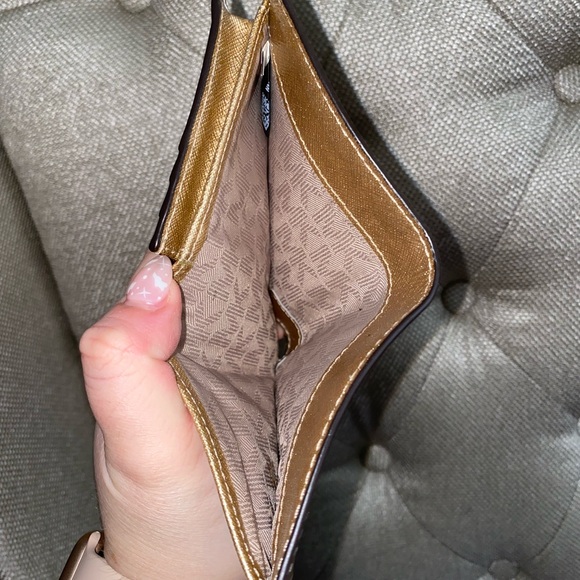 MICHAEL KORS GOLD WALLET - Picture 6 of 6